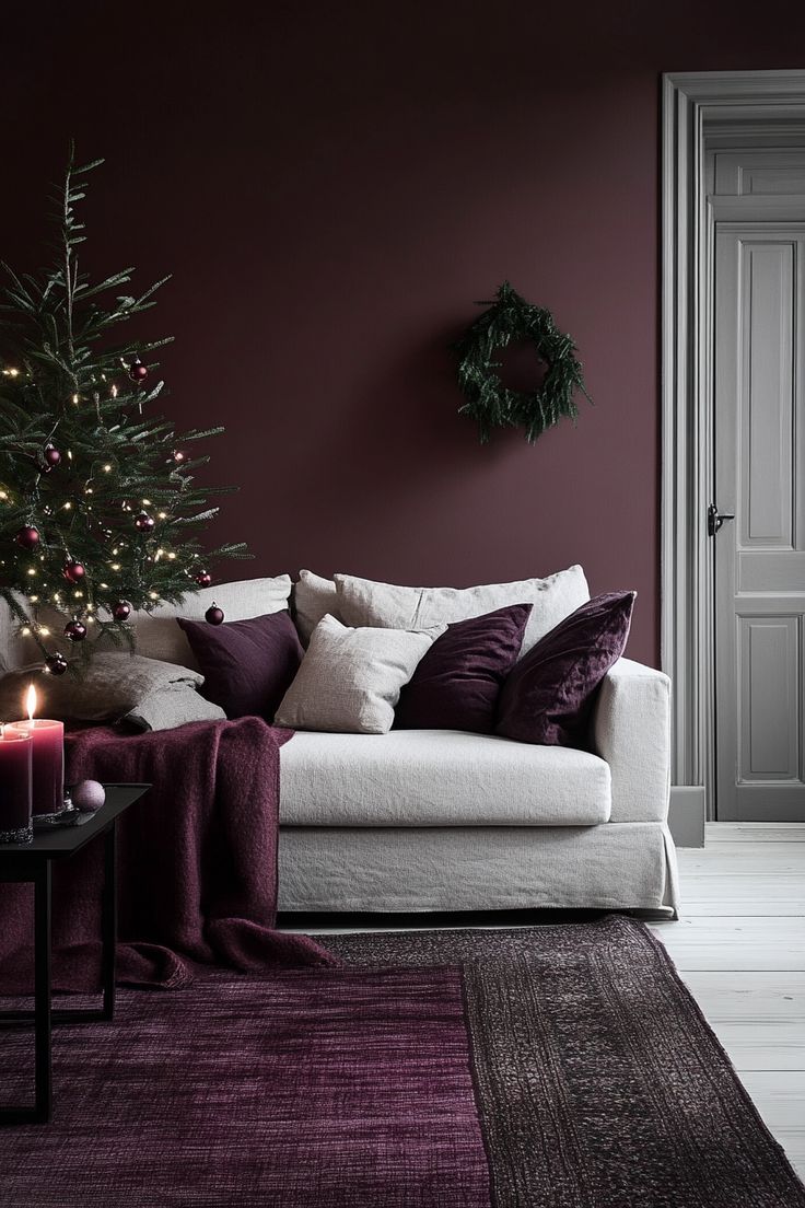 Белый диван с подушками